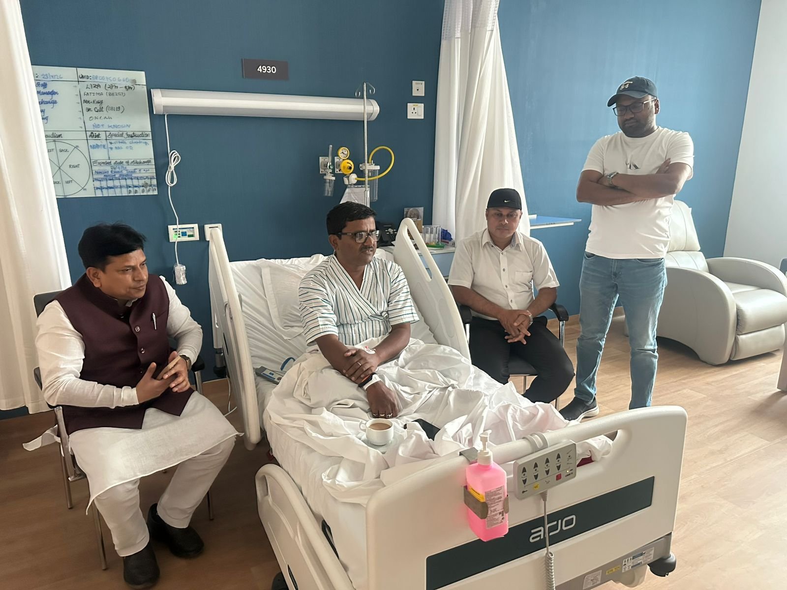 कुम्हरार विधायक संजय गुप्ता से मेदांता अस्पताल में सत्यजीत मिश्रा और डॉक्टर साबिताभ ने की मुलाकात, शीघ्र स्वस्थ होने की कामना